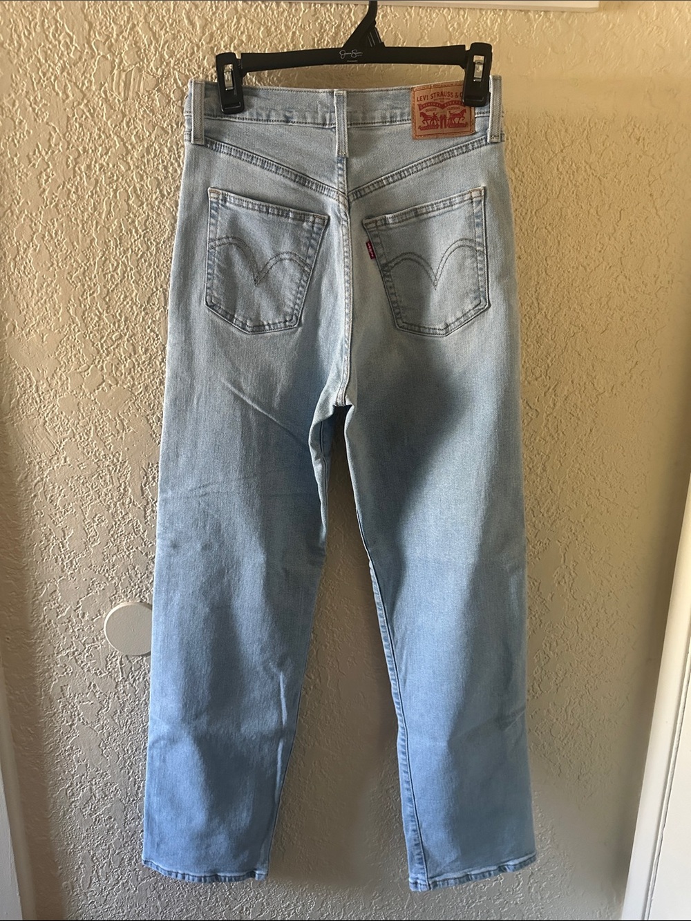 Women's Straight Jeans in Light Blue Wash - Picture 4 of 4